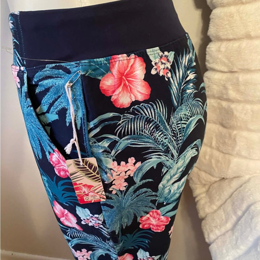 ✨🆕✨Brand New Tommy Bahama Everyday Active Floral Set - Picture 7 of 10
